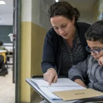 Devenir AVS, AESH accompagne un élève à l’école